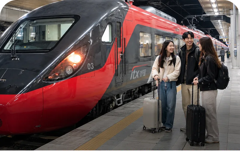 ITX-Saemaul train with travelers on the platform
